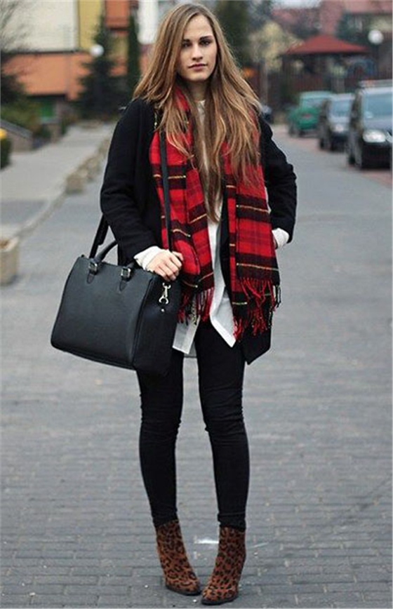 黑色外套搭配圍巾