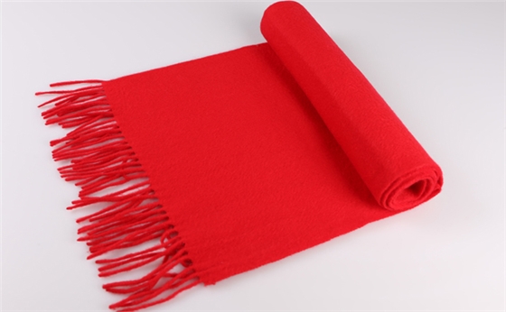 大紅圍巾