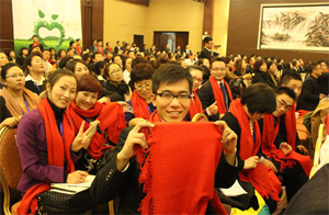 公司年會(huì)紅色圍巾