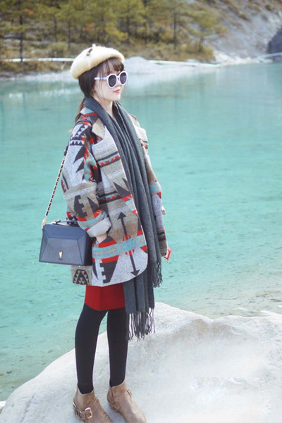 素色圍巾的搭配