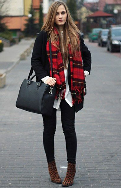 黑色外套搭配圍巾