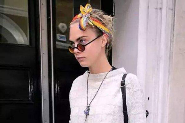 絲巾的發(fā)帶系法 絲巾的發(fā)帶系法