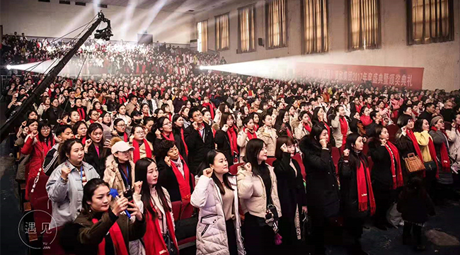 禮品紅圍巾現場效果