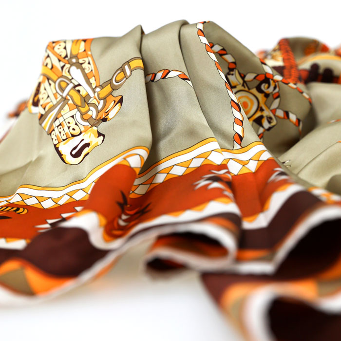 金裝車(chē)架絲巾細(xì)節(jié)圖 金裝車(chē)架絲巾細(xì)節(jié)圖