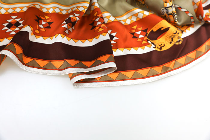 金裝車(chē)架絲巾細(xì)節(jié)圖 金裝車(chē)架絲巾細(xì)節(jié)圖